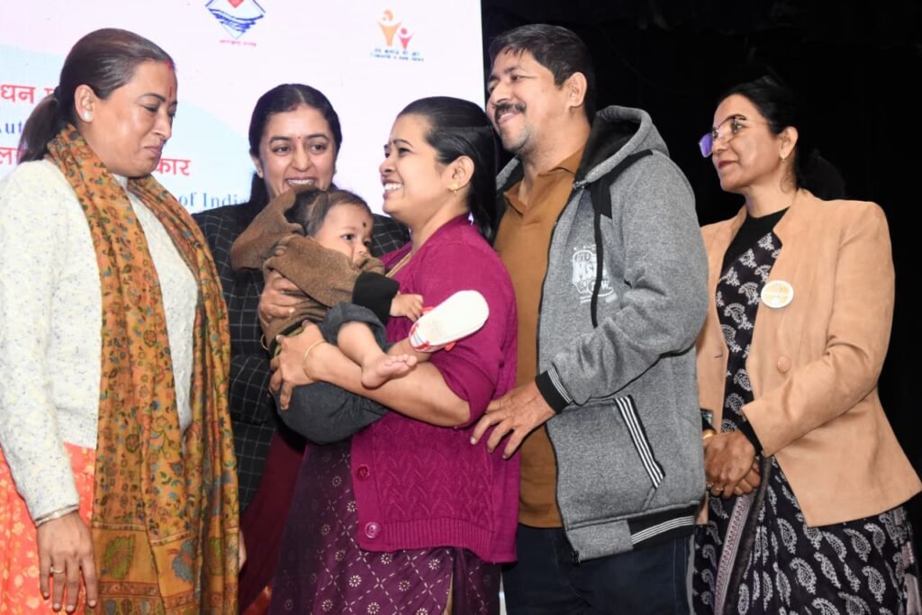 महिला सशक्तिकरण एवं बाल विकास मंत्री रेखा आर्या ने विशेष आवश्यकता वाले बच्चों को गोद लेने वाले माता-पिताओं को किया सम्मानित