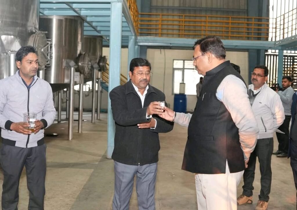 सगन्ध पौधों की खेती से संवरेगी किसानों की आर्थिकी, मुख्य सचिव आनन्द बर्द्धन ने दिए डूर स्टेप सहायता के निर्देश