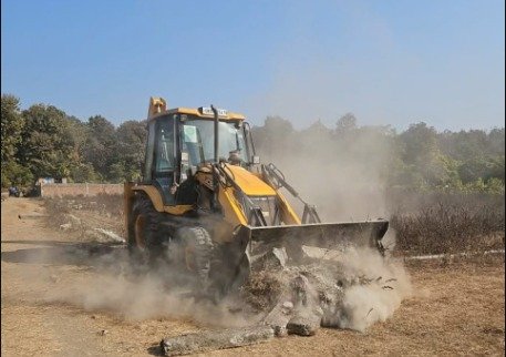 “एमडीडीए का बुलडोजर एक्शन: रानीपोखरी–थानों में 22–27 बीघा अवैध कॉलोनी ध्वस्त