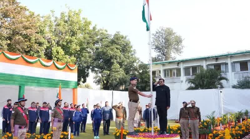 मुख्य सचिव आनंद बर्द्धन ने सचिवालय में ध्वज फहराकर प्रदेशवासियों और सचिवालय परिवार को गणतंत्र दिवस की दी बधाई 