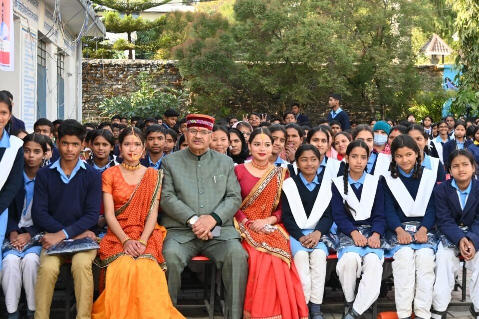 कैबिनेट मंत्री गणेश जोशी के जन्मदिवस के उपलक्ष में सेवा सप्ताह के तहत राजकीय इंटर कॉलेज किशनपुर में आयोजित हुआ प्रोग्राम, छात्र छात्राओं को वितरित की गर्म स्वेटर