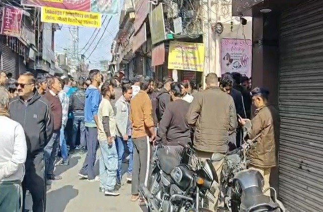 देहरादून में दिनदहाड़े युवती की हत्या, बाइक सवार युवक ने घर के बाहर गला रेतकर उतारा मौत के घाट