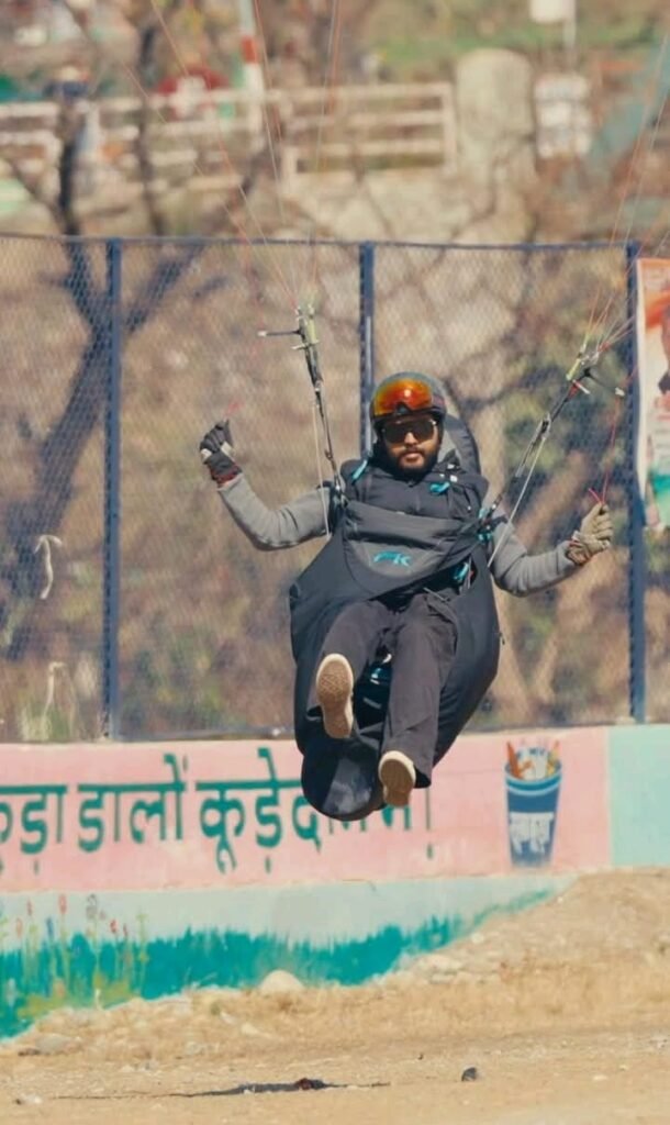 तीसरे दिन रोमांच चरम पर: रंग-बिरंगे पैराग्लाइडरों से सजा कपकोट का आसमान