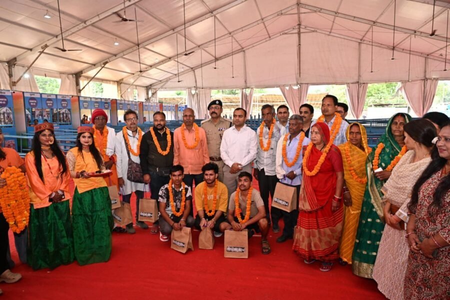 चार धाम यात्रा का जनपद हरिद्वार से आगाज, मध्य प्रदेश के शहडोल जनपद से आए तीर्थ यात्रियों ने ऋषिकुल मैदान में ऑफलाइन यात्री पंजीकरण केंद्र में किया चार धाम यात्रा के लिए पहला पंजीकरण