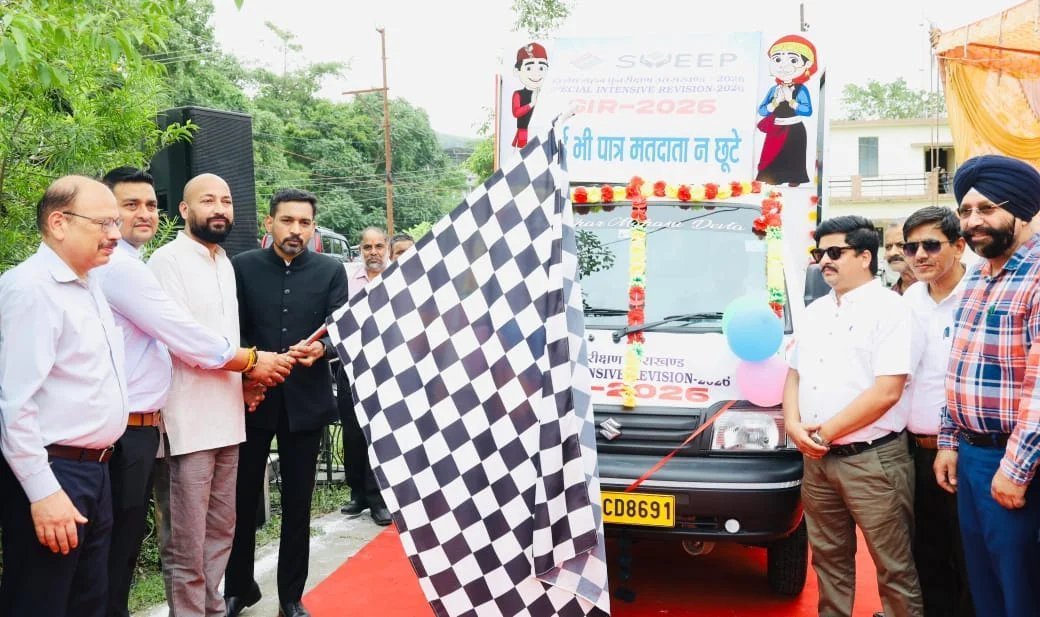मतदाता सूची के विशेष पुनरीक्षण को जन आंदोलन बनाने की अपील, डीएम डॉ. आशीष चौहान ने रवाना किए जागरूकता रथ