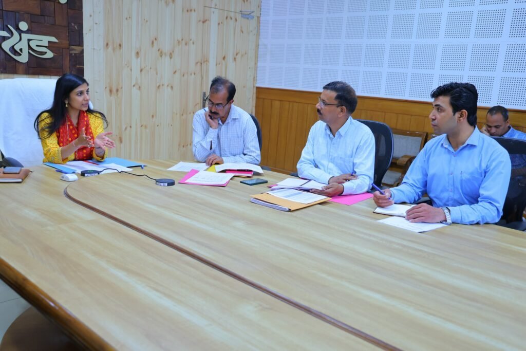 एसआईआर-2026 की समीक्षा बैठक : डीएम ने गणना प्रपत्रों के संकलन में तेजी और डिजिटाइजेशन प्रगति की नियमित समीक्षा के निर्देश