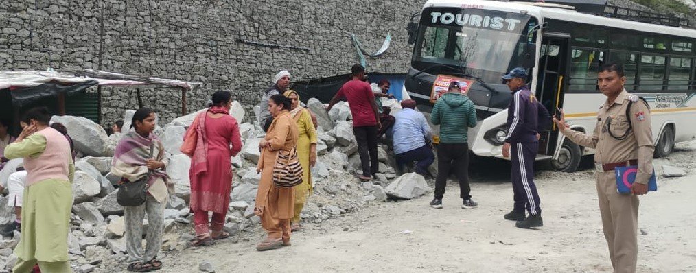 ब्रेक फेल होने से बदरीनाथ से लौट रही बस हादसे का शिकार, दो यात्री घायल