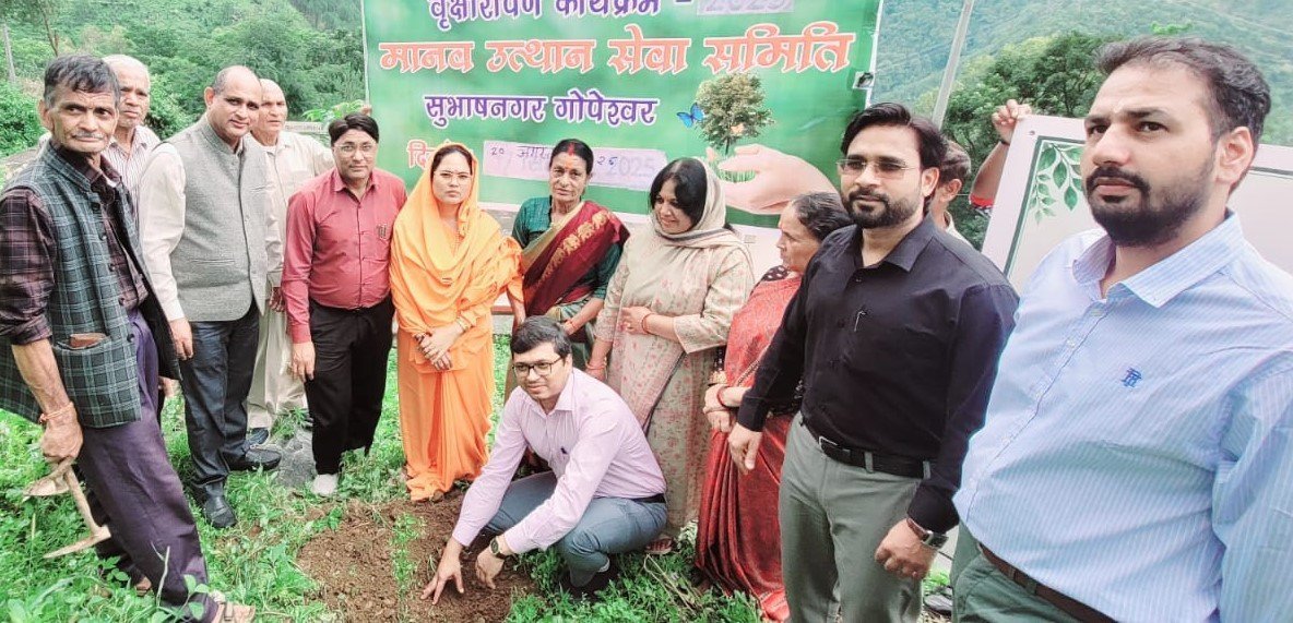सेन्टर स्कूल परिसर में पौधरोपण, पर्यावरण संरक्षण का लिया संकल्प