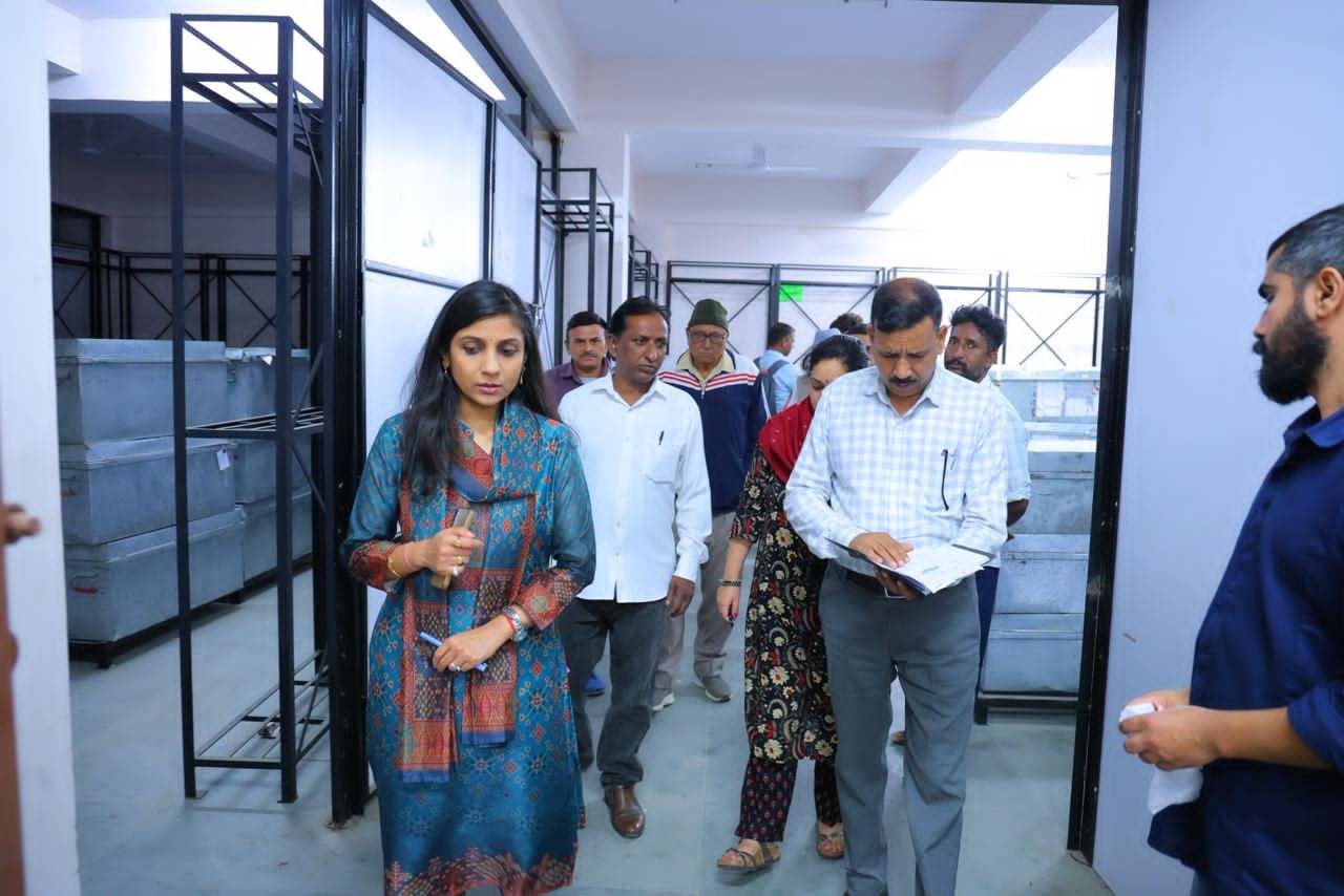 पौड़ी गढ़वाल : DM ने परखी ईवीएम-वीवीपैट की सुरक्षा, सीसीटीवी रिकॉर्ड भी किए चेक